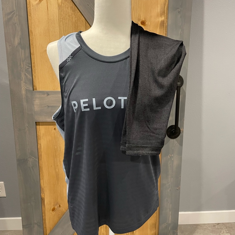 Peleton Medium outfit reversible crops